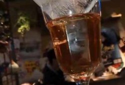 调酒紫皮爆料怎么做视频,跟随调酒大师学习制作经典鸡尾酒